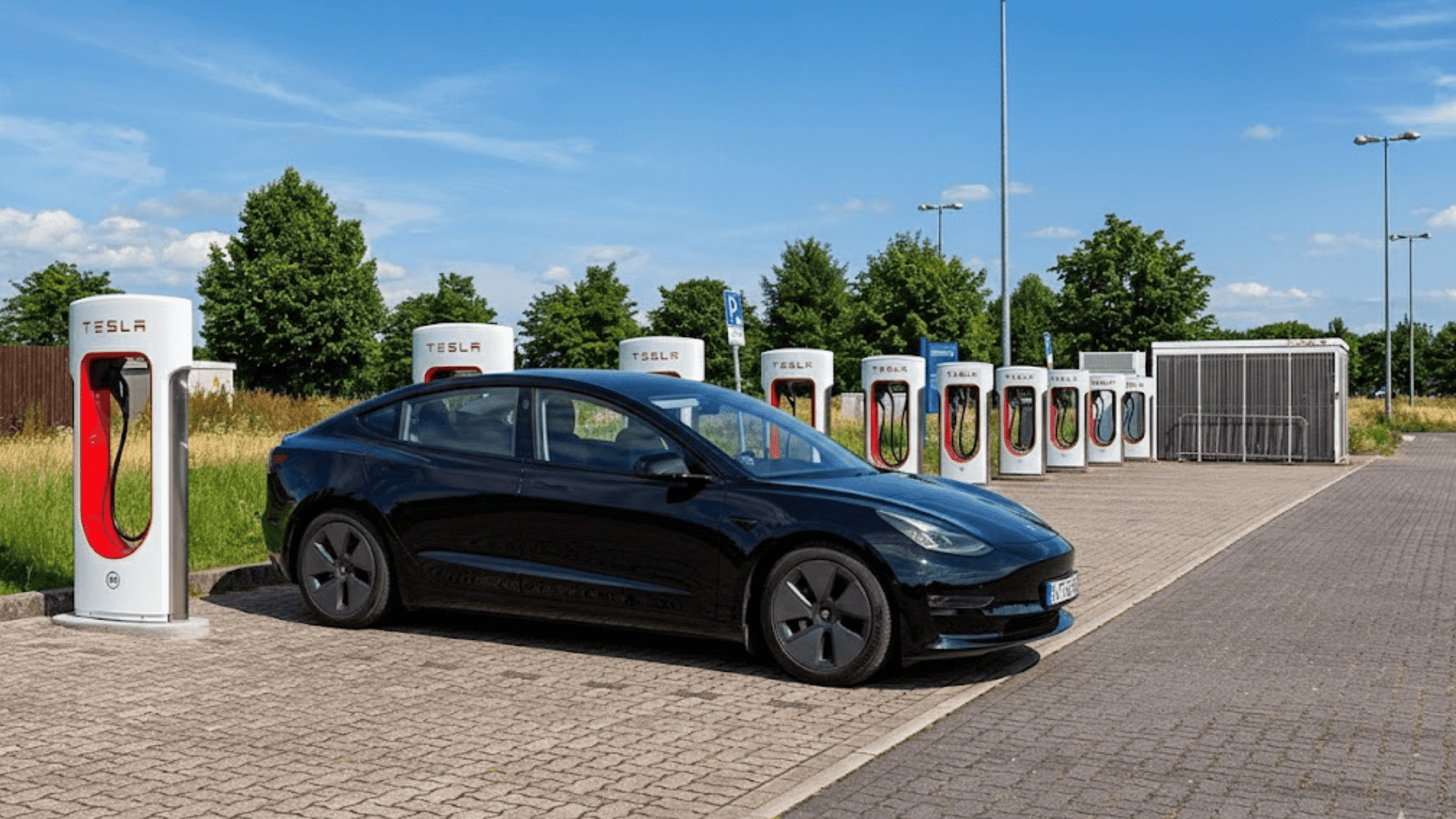 how many kwh to charge a tesla